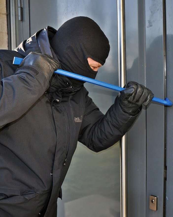 Vigilancia Nocturna: La Clave para Evitar Saqueos en Naves Industriales