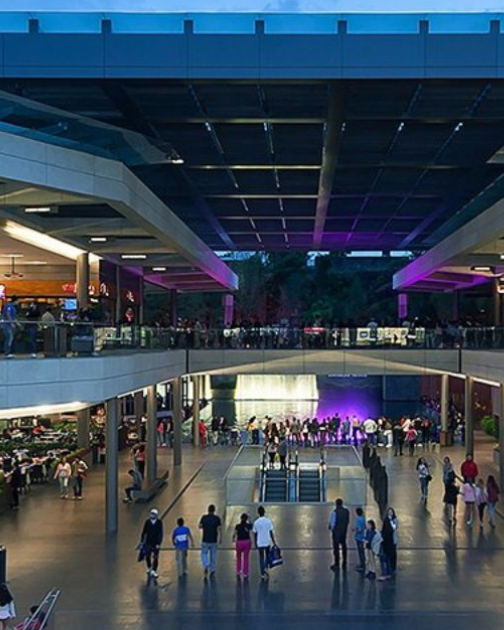 Un centro comercial sin estos 4 puntos críticos cubiertos no tiene seguridad real: tiene guardias. Descubre cómo estructurar un esquema de Seguridad Privada efectivo.