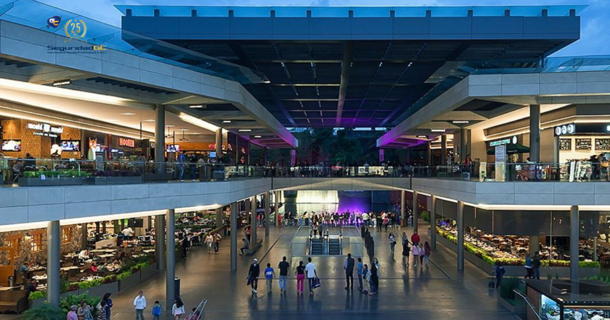 Un centro comercial sin estos 4 puntos críticos cubiertos no tiene seguridad real: tiene guardias. Descubre cómo estructurar un esquema de Seguridad Privada efectivo.